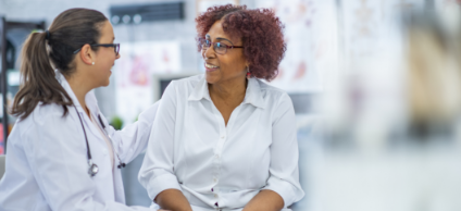 Doctora asesorando mujer mayor