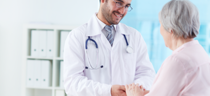 médico general atendiendo adulto mayor