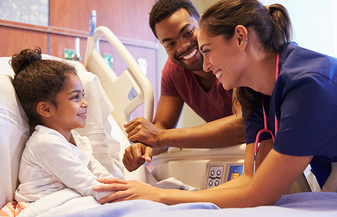 Niña con doctora y su papá
